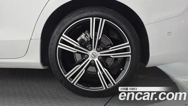 Volvo S60 2021 — ფოტო 17/34