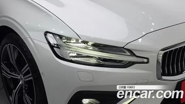 Volvo S60 2021 — ფოტო 19/34