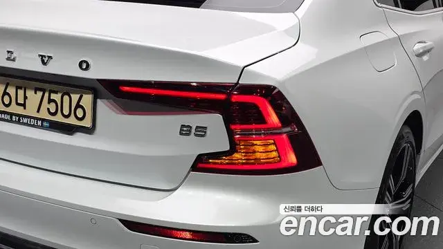 Volvo S60 2021 — ფოტო 32/34