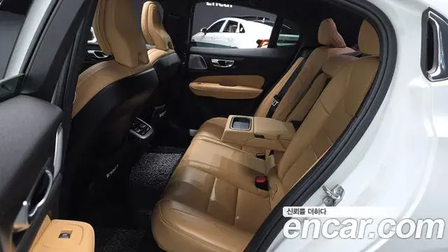 Volvo S60 2021 — ფოტო 8/34