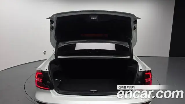 Volvo S60 2021 — ფოტო 25/34