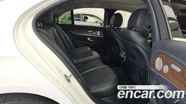 Mercedes-Benz E-Class 2019 — Фото 12/20