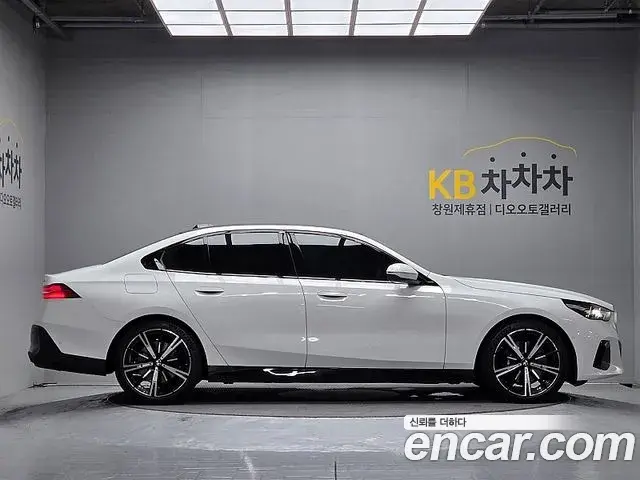 BMW 5 Series 2025 — ფოტო 8/20