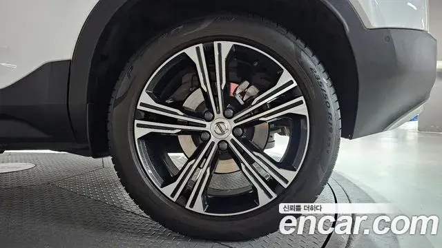 Volvo XC40 2022 — Photo 10/30