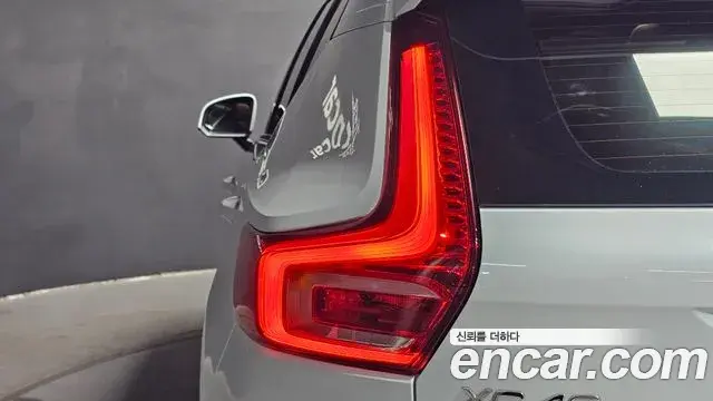Volvo XC40 2022 — Photo 9/30