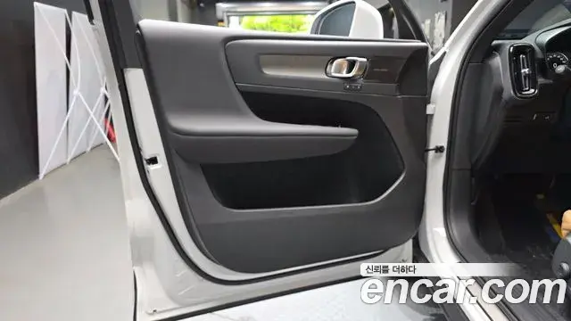 Volvo XC40 2022 — Photo 28/30