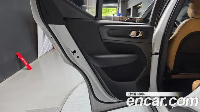 Volvo XC40 2022 — Photo 19/30