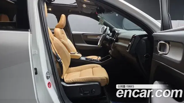 Volvo XC40 2022 — Photo 25/30