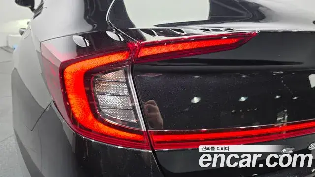 Hyundai Sonata Hybrid 2022 — Photo 16/31