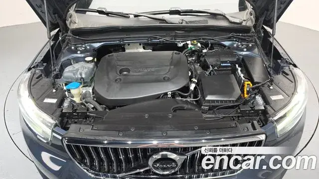 Volvo XC40 2021 — Şəkil 8/21
