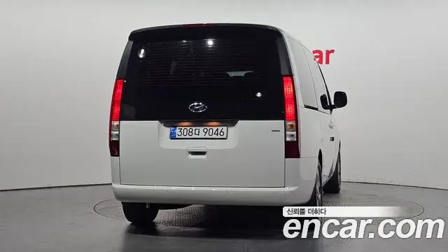 Hyundai Staria 2023 — ფოტო 6/31