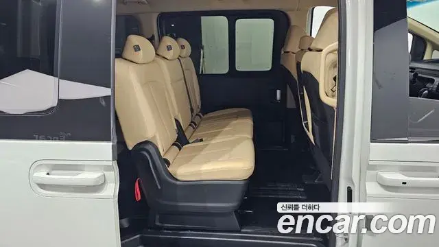 Hyundai Staria 2023 — ფოტო 8/31