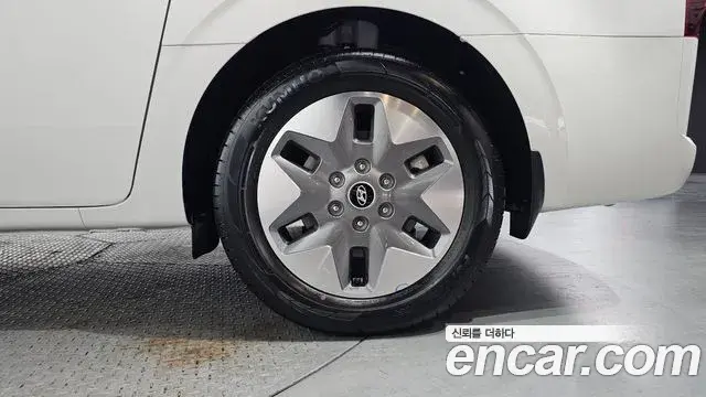 Hyundai Staria 2023 — ფოტო 9/31