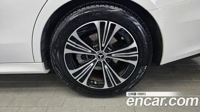 Mercedes-Benz E-Class 2025 — ფოტო 22/32