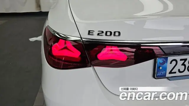 Mercedes-Benz E-Class 2025 — ფოტო 17/32