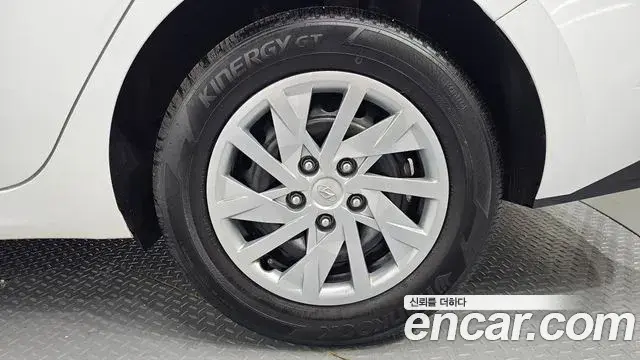 Hyundai The New Avante Hybrid 2022 — Photo 27/30