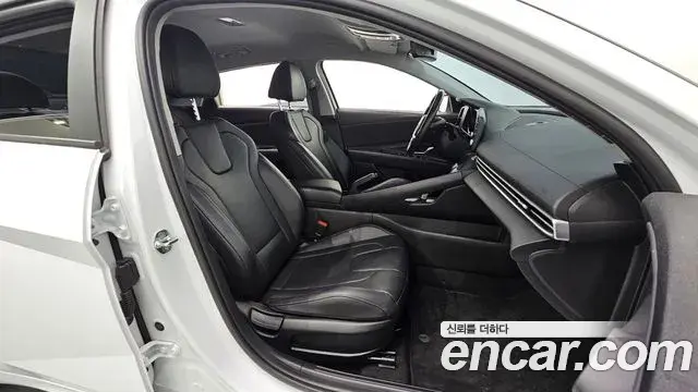 Hyundai The New Avante Hybrid 2022 — Photo 13/30