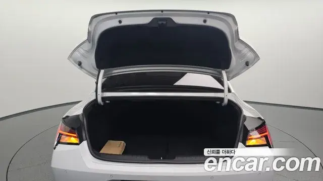 Hyundai The New Avante Hybrid 2020 — Photo 16/30