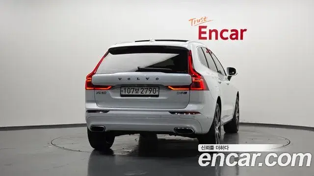Volvo XC60 2020 — ფოტო 8/20