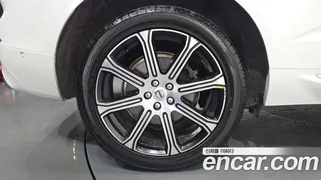 Volvo XC60 2020 — ფოტო 2/20