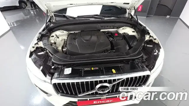 Volvo XC60 2020 — ფოტო 1/20