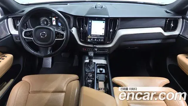 Volvo XC60 2020 — ფოტო 18/20