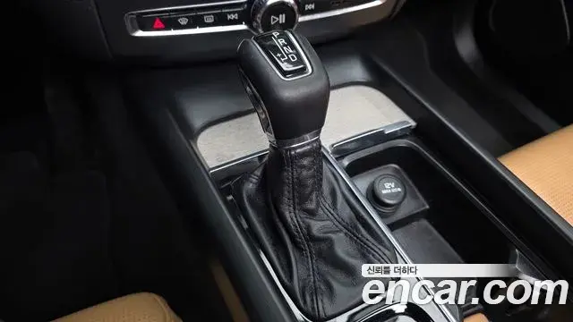 Volvo XC60 2020 — ფოტო 19/20