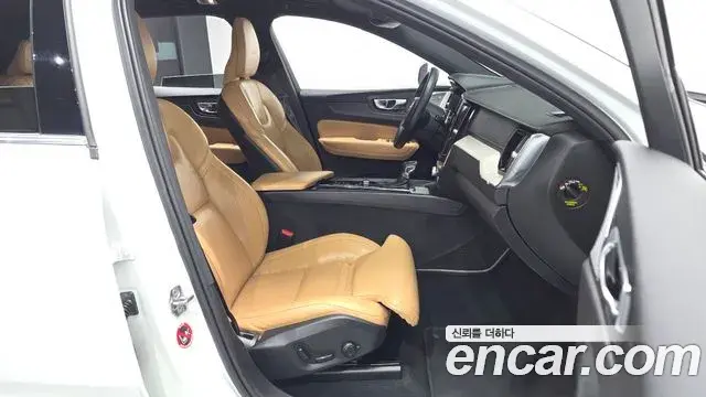 Volvo XC60 2020 — ფოტო 12/20