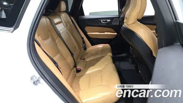 Volvo XC60 2020 — ფოტო 4/20