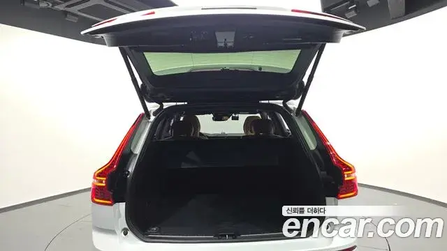 Volvo XC60 2020 — ფოტო 16/20