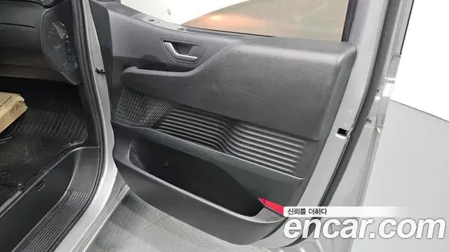 Hyundai Staria 2021 — ფოტო 5/31
