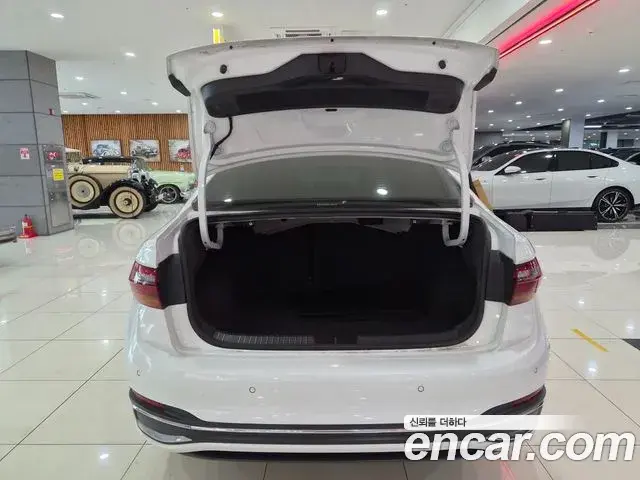Volkswagen Jetta 2022 — Şəkil 13/18
