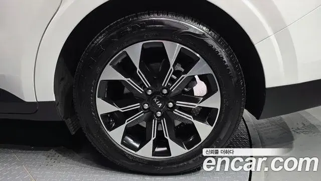 Kia Carnival 2021 — ფოტო 23/33