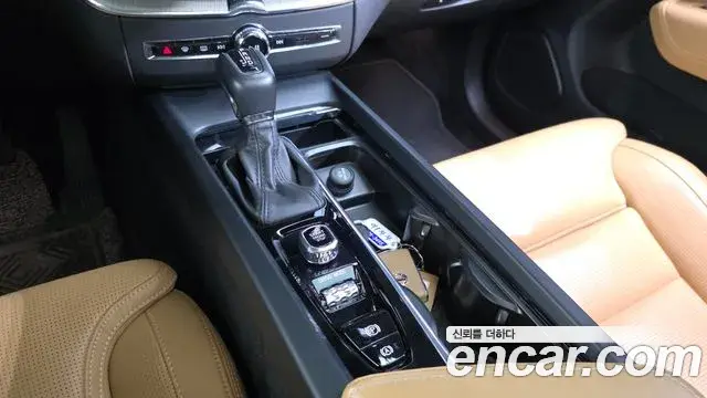 Volvo XC60 2020 — Şəkil 11/32