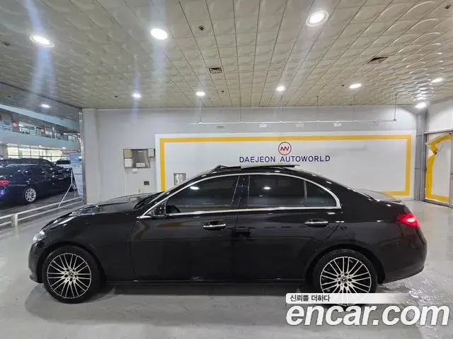 Mercedes-Benz C-Class 2024 — Photo 17/17