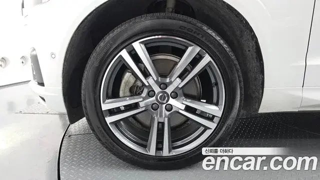 Volvo XC60 2021 — Şəkil 24/31