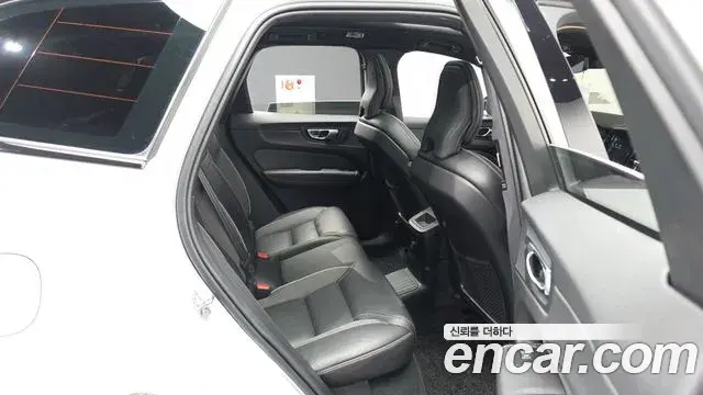 Volvo XC60 2021 — Şəkil 4/31