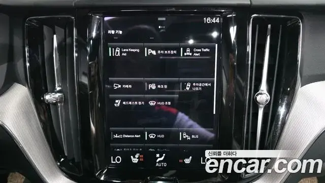 Volvo XC60 2021 — Şəkil 8/31