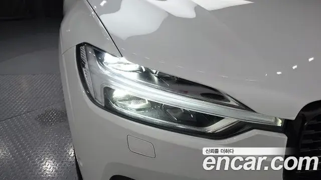 Volvo XC60 2021 — Şəkil 14/31