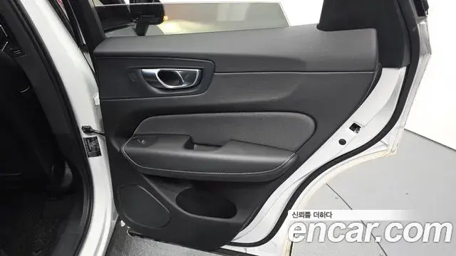 Volvo XC60 2021 — Şəkil 18/31