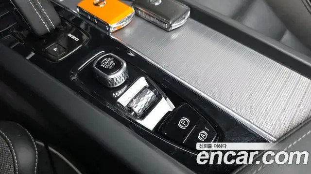 Volvo XC60 2021 — Şəkil 19/31