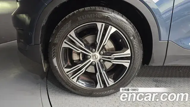 Volvo XC40 2021 — Şəkil 13/33