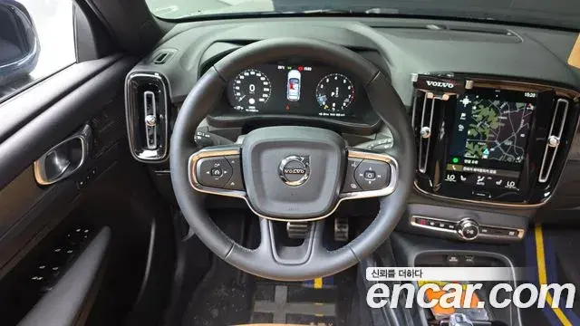 Volvo XC40 2021 — Şəkil 25/33