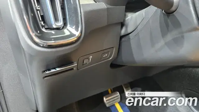 Volvo XC40 2021 — Şəkil 16/33