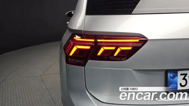 Volkswagen Tiguan 2022 — ფოტო 8/32