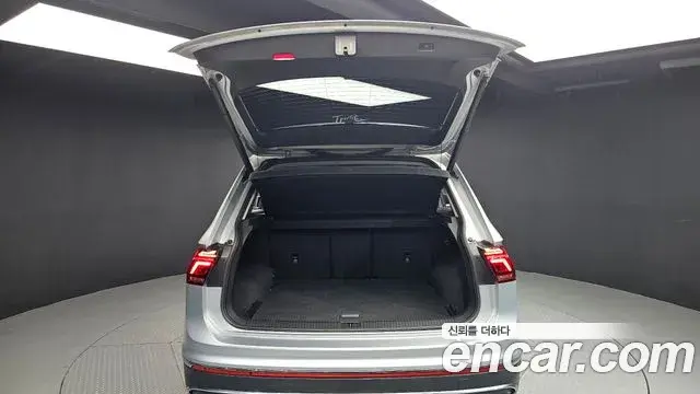 Volkswagen Tiguan 2022 — ფოტო 11/32