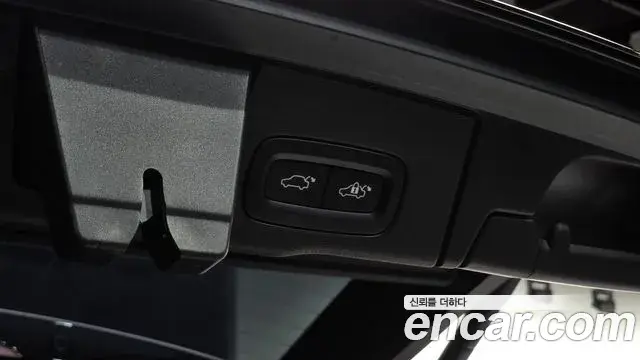 Volvo XC60 2022 — Photo 18/37