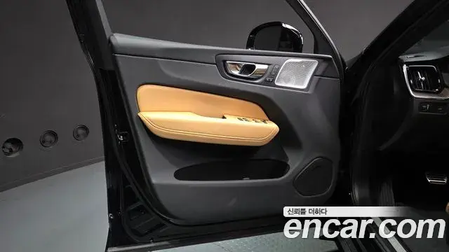 Volvo XC60 2022 — Photo 12/37