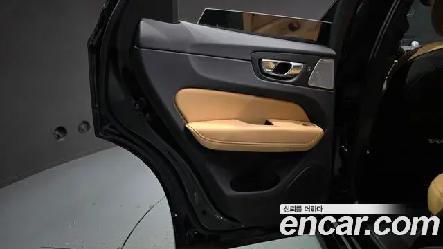 Volvo XC60 2022 — Photo 13/37
