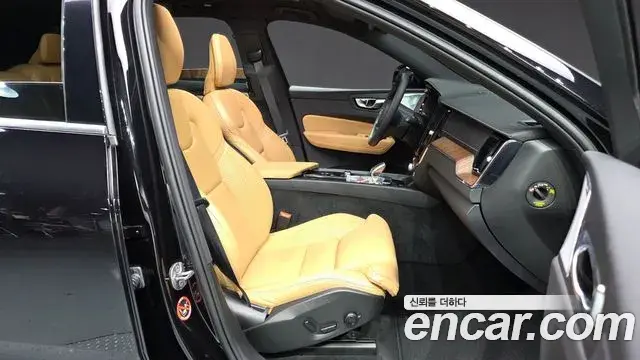 Volvo XC60 2022 — Photo 7/37